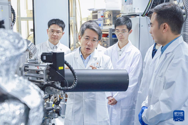 纳米尺上“搭积木”：中国科学家发现常压下镍氧化物具高温超导电性